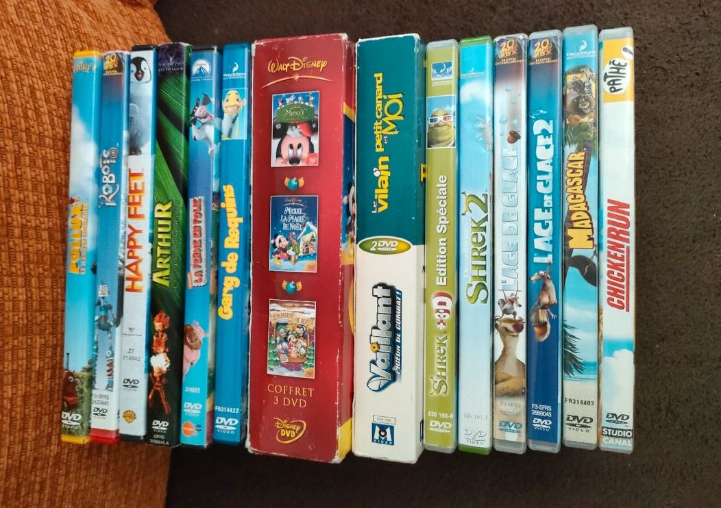 Lot de 30 DVD de films pour enfants